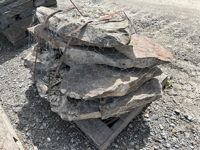 Lot 16: 3 pallets Fieldstone Steppers